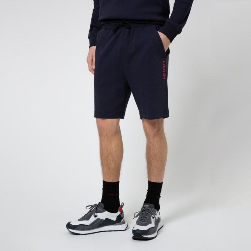 Short Hugo Boss Doshi211 Regular Fit en coton à logo vertical revisité