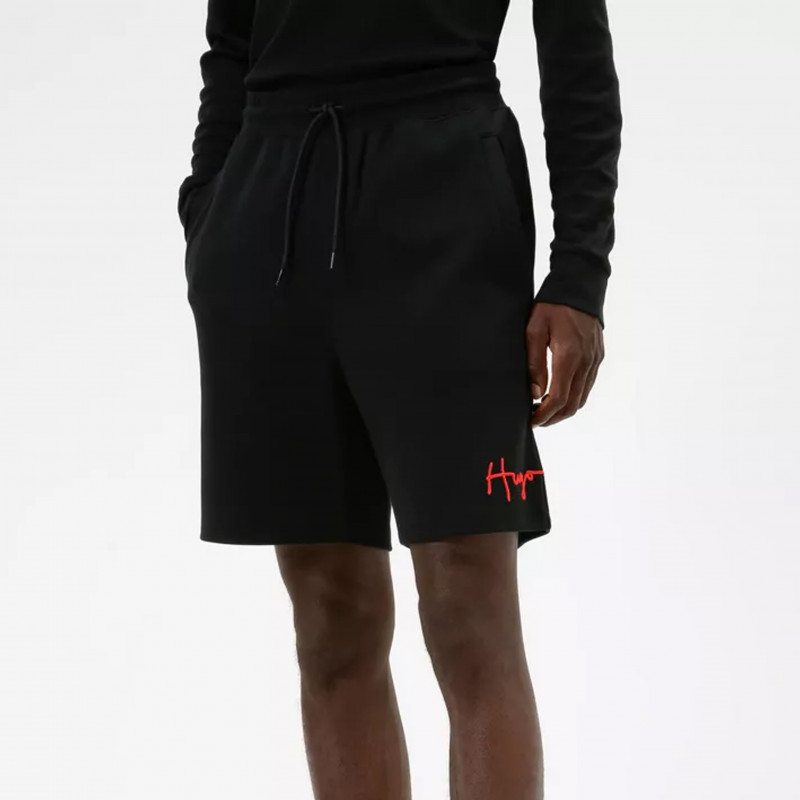 Le short Hugo Boss Noir Dalfie avec logo manuscrit Rouge est chez DM'Sports.
