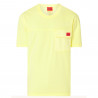 T-Shirt Hugo Dinsky Jaune avec poche sur la poitrine et logo rouge