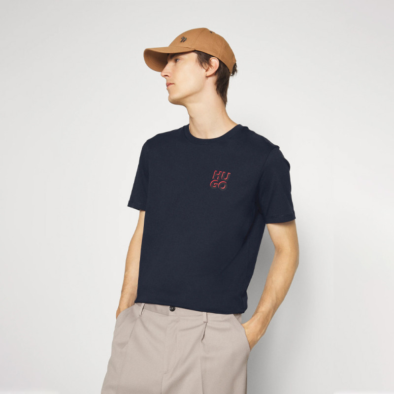 Le T-Shirt Hugo à imprimé logo en relief DIMENTO Chez DM'Sports