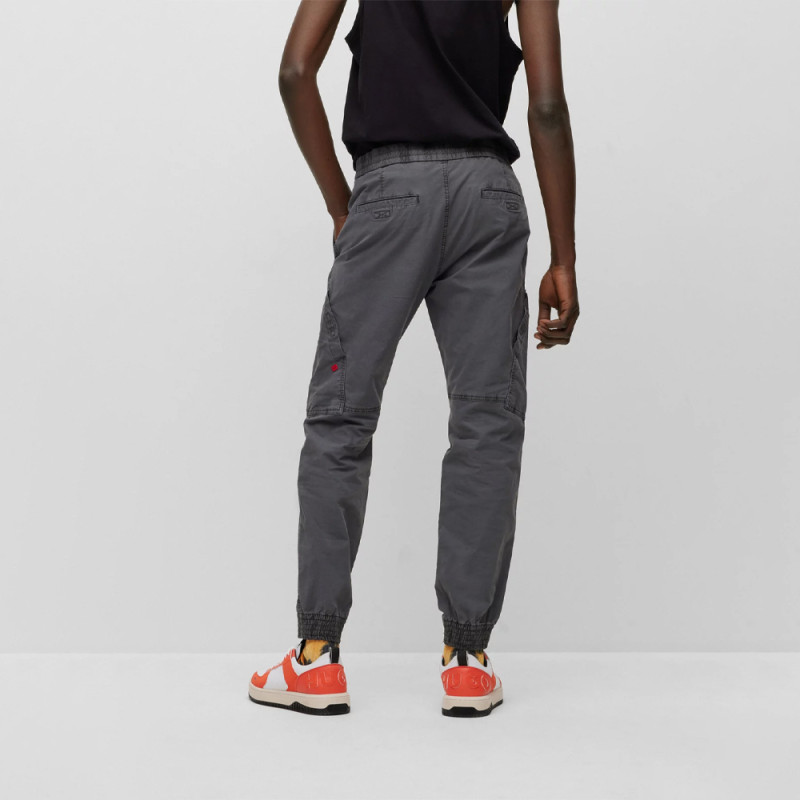 PANTALON REGULAR FIT EN COTON PANAMA AVEC POCHES PLAQUÉES HUGO