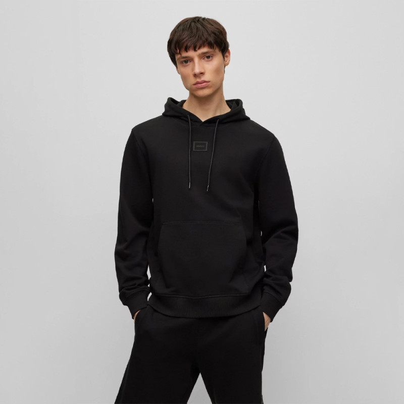 SWEAT À CAPUCHE EN MOLLETON DE COTON AVEC BADGE LOGO TON SUR TON NOIR