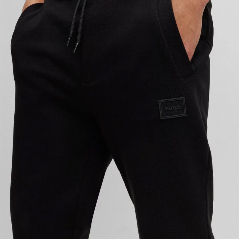 BAS DE SURVÊTEMENT ORNÉ D’UN BADGE LOGO