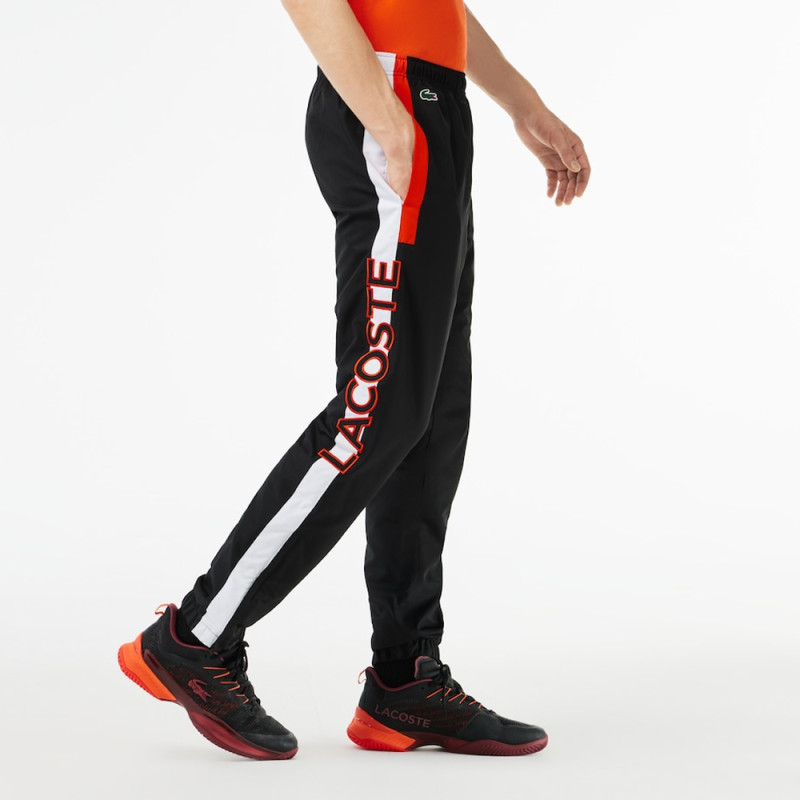 Pantalon de survêtement Lacoste SPORT avec bande Lacoste chez DMS