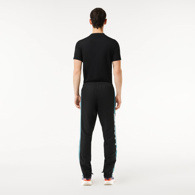 Pantalon de survêtement Lacoste SPORT avec bande Lacoste chez DMS