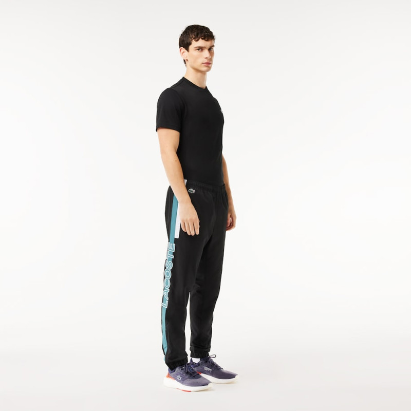 Pantalon de survêtement Lacoste SPORT avec bande Lacoste chez DMS