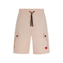 SHORT HUGO ROSE AVEC POCHES CARGO ET ÉTIQUETTE LOGO ROUGE GARLIO242