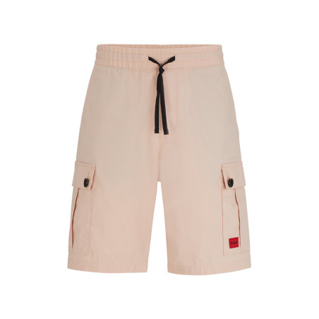 SHORT HUGO ROSE AVEC POCHES CARGO ET ÉTIQUETTE LOGO ROUGE GARLIO242