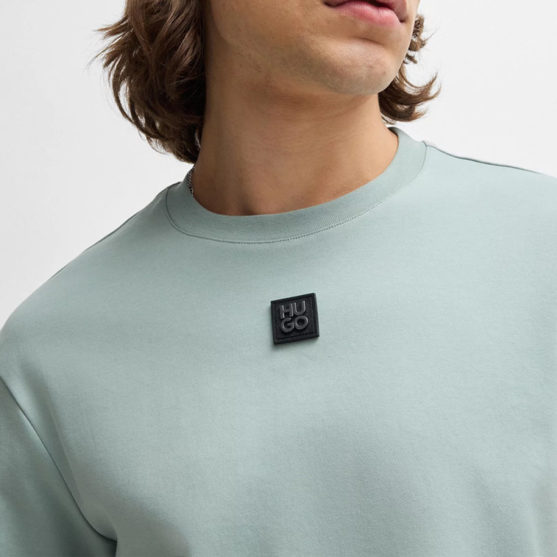 LOGO CONTRASTANT SUR LA POITRINE