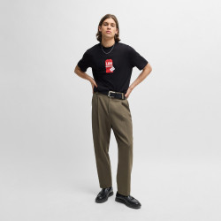 T-SHIRT EN JERSEY DE COTON HUGO DITROSO NOIR AVEC MOTIF ARTISTIQUE ÉTIQUETTE À BAGAGE