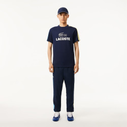 T-SHIRT LACOSTE TENNIS ULTRA-DRY COLOR-BLOCK IMPRIMÉ BLEU MARINE JAUNE ET BLEU