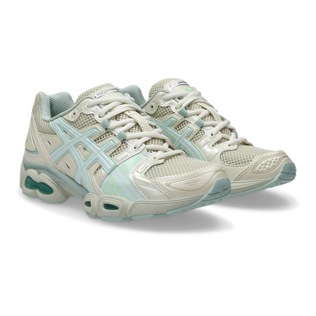 Baskets Beiges et Bleues ASICS GEL-NIMBUS 9 – Confort et Performance