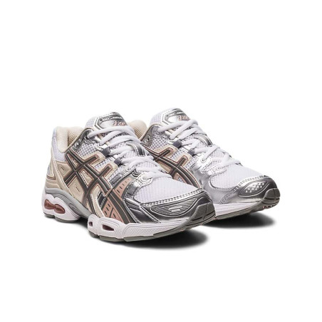 Baskets Blanches et Roses ASICS GEL-NIMBUS 9 – Confort et Performance