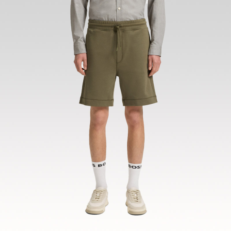 Short Boss SEWALK Relaxed Kaki avec badge logoté – Confort décontracté et style affirmé