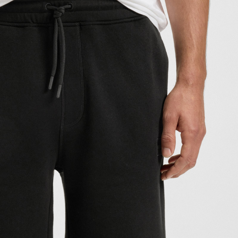 Short Boss SEWALK Relaxed Noir avec badge logoté – Confort décontracté et style affirmé