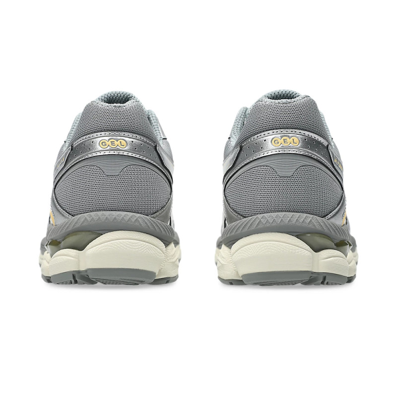 Baskets Asics GEL-CUMULUS 16 Crèmes et Grises CREAM / CLAY GREY