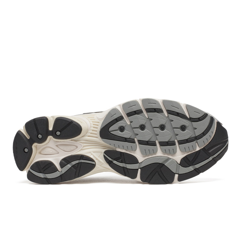 Baskets Saucony ProGrid Omni 9 – Blanc & Argenté – Rétro-tech stylé avec confort moderne