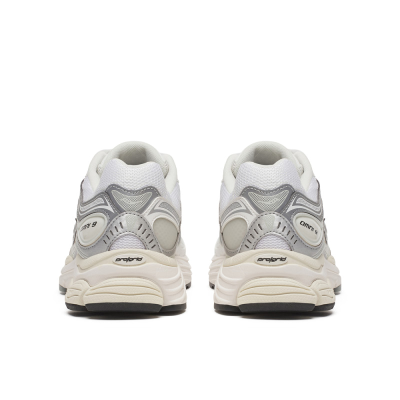 Baskets Saucony ProGrid Omni 9 – Blanc & Argenté – Rétro-tech stylé avec confort moderne