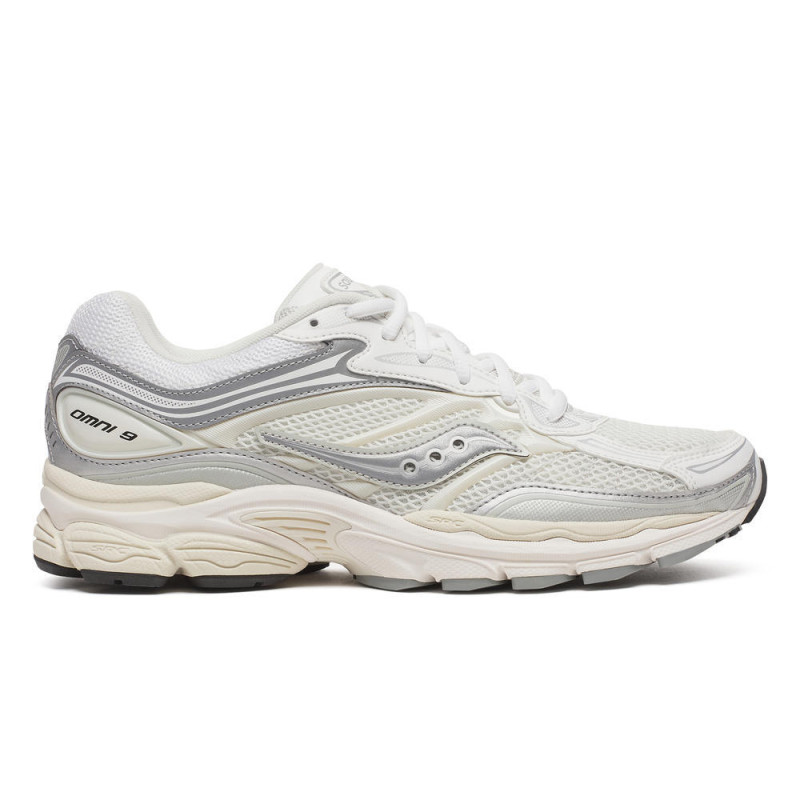 Baskets Saucony ProGrid Omni 9 – Blanc & Argenté – Rétro-tech stylé avec confort moderne