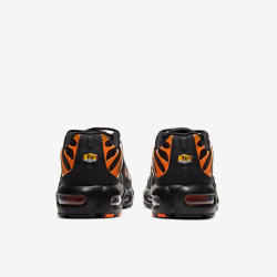 Baskets NIKE Air Max Plus GS noires et oranges
