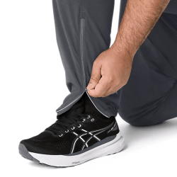 Pantalon ASICS CORE Woven – Léger, Séchage Rapide et Respirant Gris